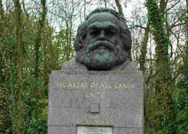 馬克思墓用二維碼 想了解馬克思，來掃一掃吧!