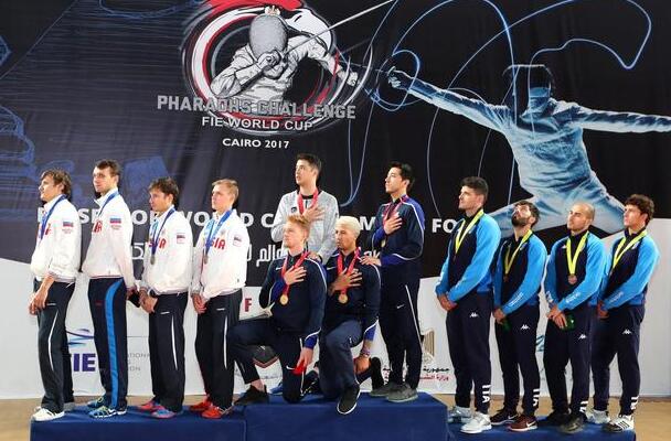 美運動員領(lǐng)獎下跪 抗議不公稱這是表達對特朗普的不滿