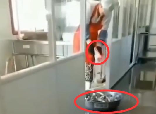 小學食堂用腳刷餐具 別讓為孩子們的健康成長保駕護航成為空話
