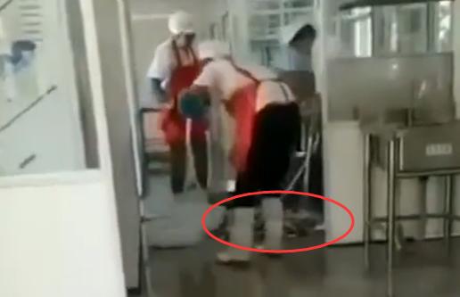 小學食堂用腳刷餐具 別讓為孩子們的健康成長保駕護航成為空話