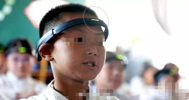 小學生戴頭環走神 類似緊箍咒般的黑科技監督學生上課