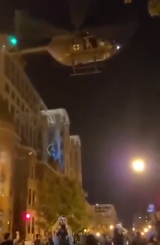 美國(guó)用軍用直升機(jī)驅(qū)散抗議群眾 讓人無(wú)語(yǔ)的是這是一架醫(yī)療直升機(jī)