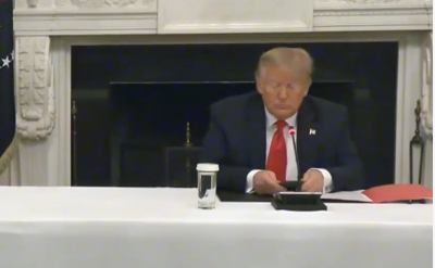 特朗普開會偷玩手機