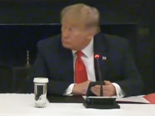 特朗普開會偷玩手機中間還會假裝望向發言人