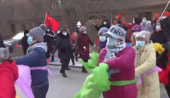 沈陽一小區居民扭秧歌慶祝解封 21天里他們經歷了5次全員核酸檢測